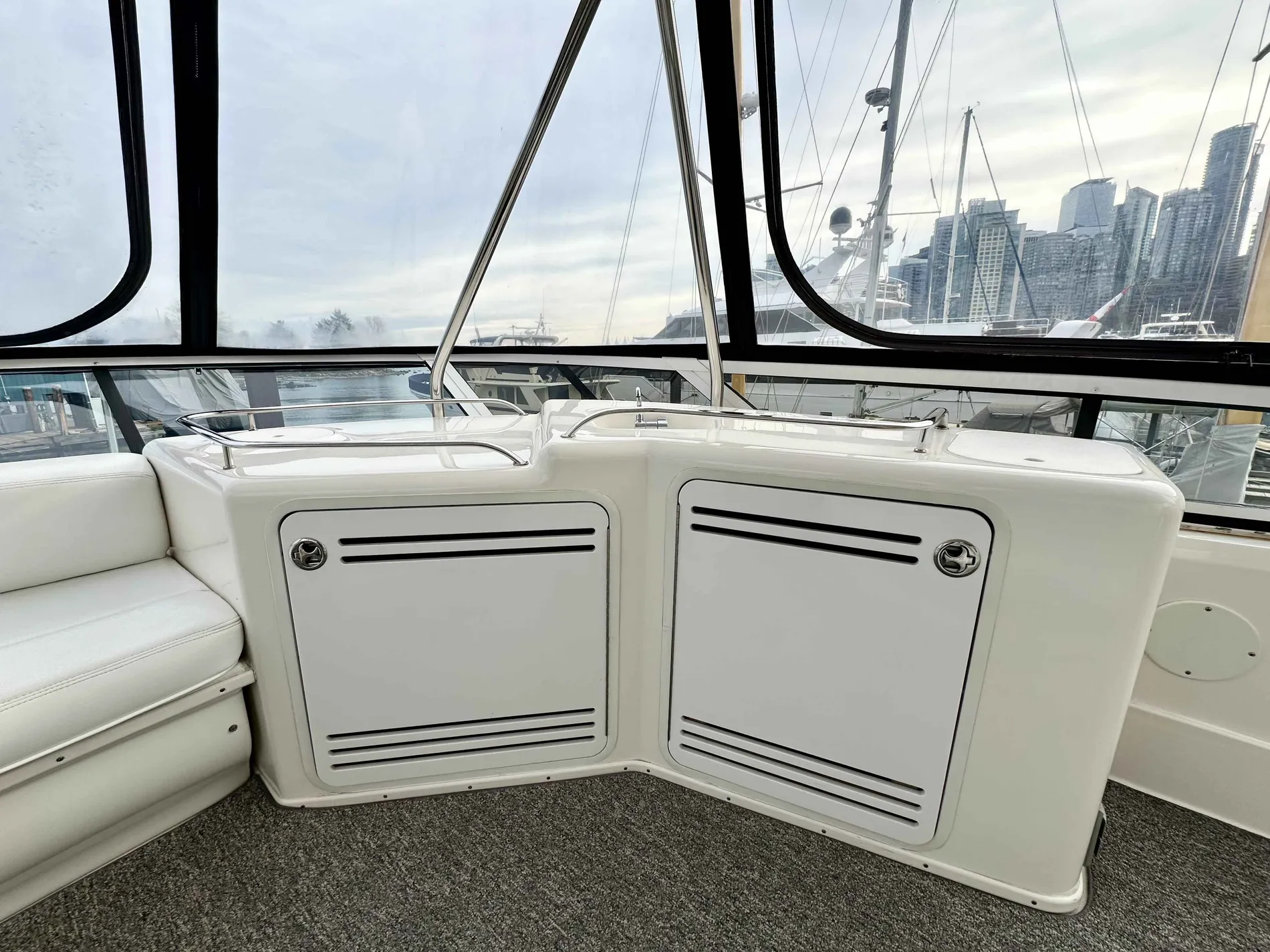 Pre-Owned 2002 Sea ray 560 Sedan Bridge for Sale | Vancouver, BC | M&P Yacht Centre | 678c2da7dd2070a5b007d17f