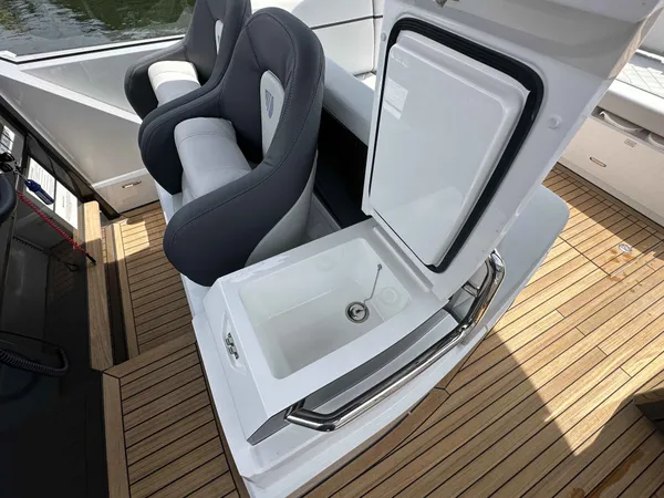 2023 Fairline F-LINE 33 OB detail image 20