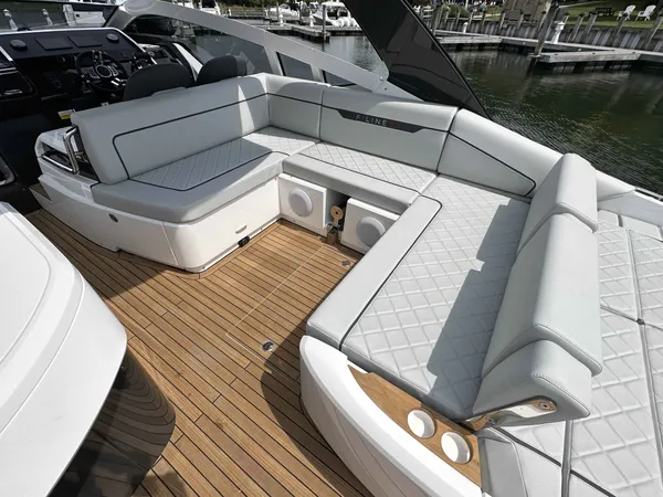 2023 Fairline F-LINE 33 OB detail image 12