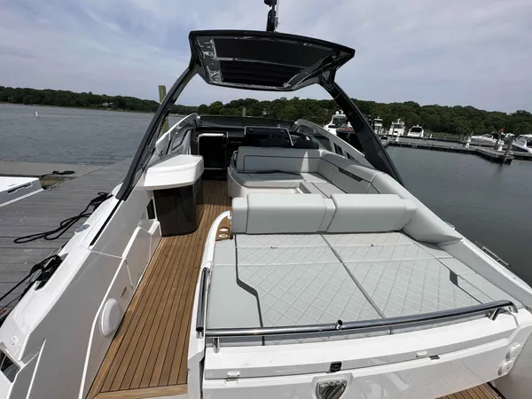 2023 Fairline F-LINE 33 OB detail image 10