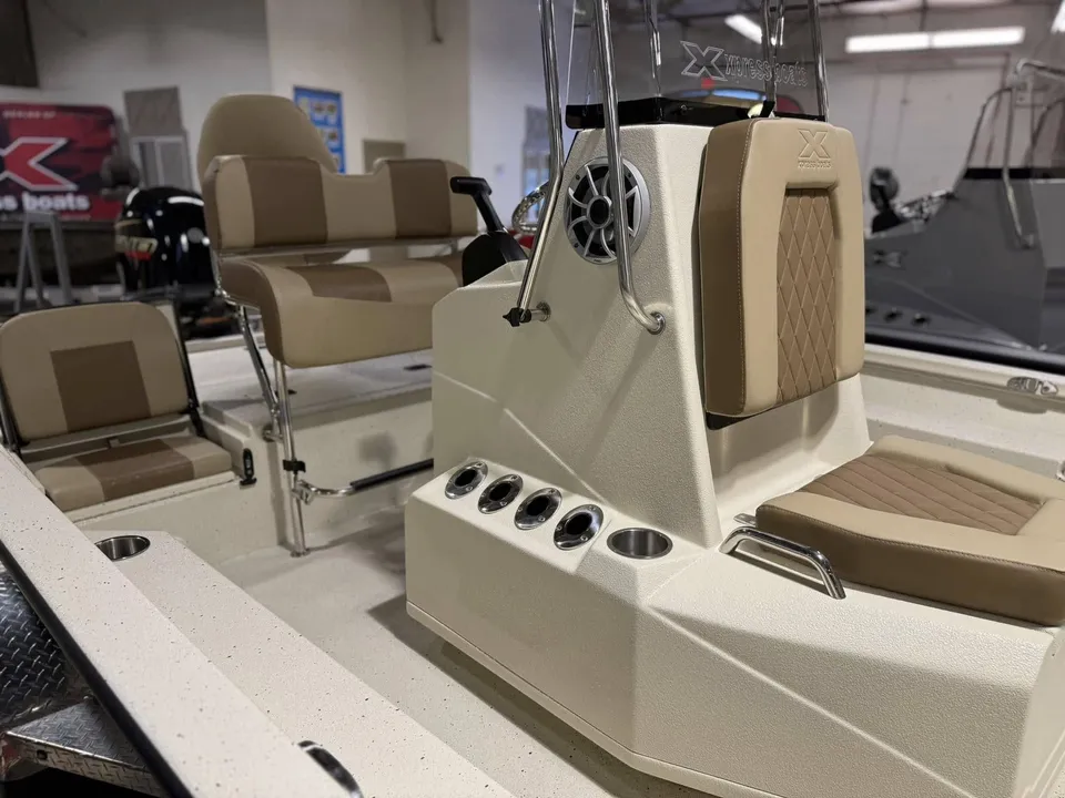 2025 Xpress Boats Hyper-Lift Bay-7