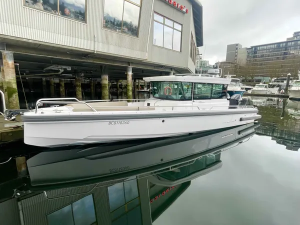 2022 Axopar 28 Wet Bar