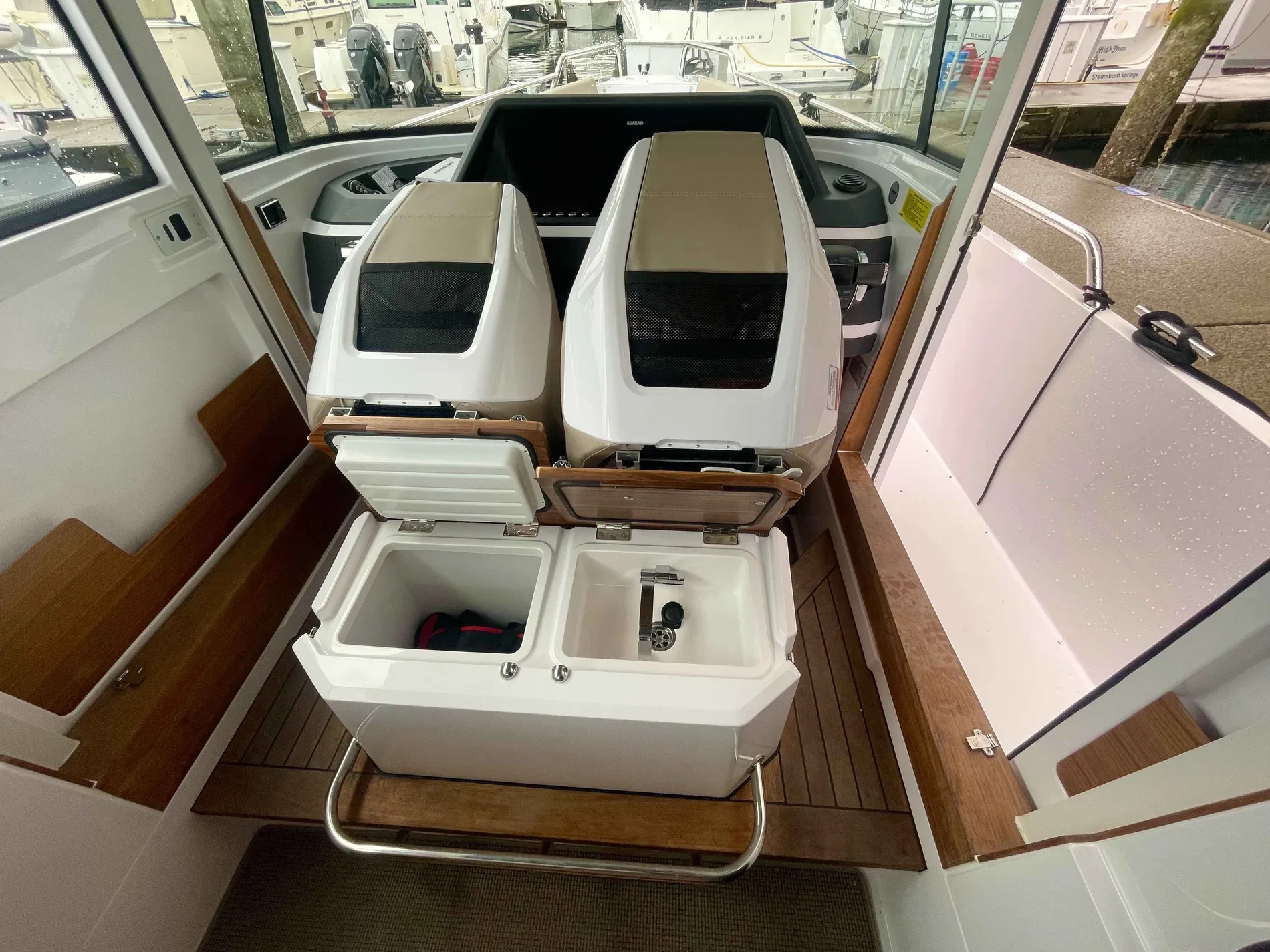 Pre-Owned 2022 Axopar 28 Wet Bar for Sale | Vancouver, BC | M&P Yacht Centre | 678c0a38d8eeb25972096759