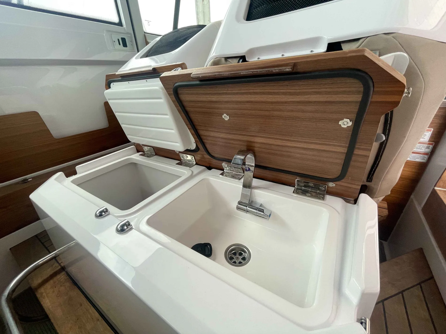 Pre-Owned 2022 Axopar 28 Wet Bar for Sale | Vancouver, BC | M&P Yacht Centre | 678c0a38d8eeb25972096759