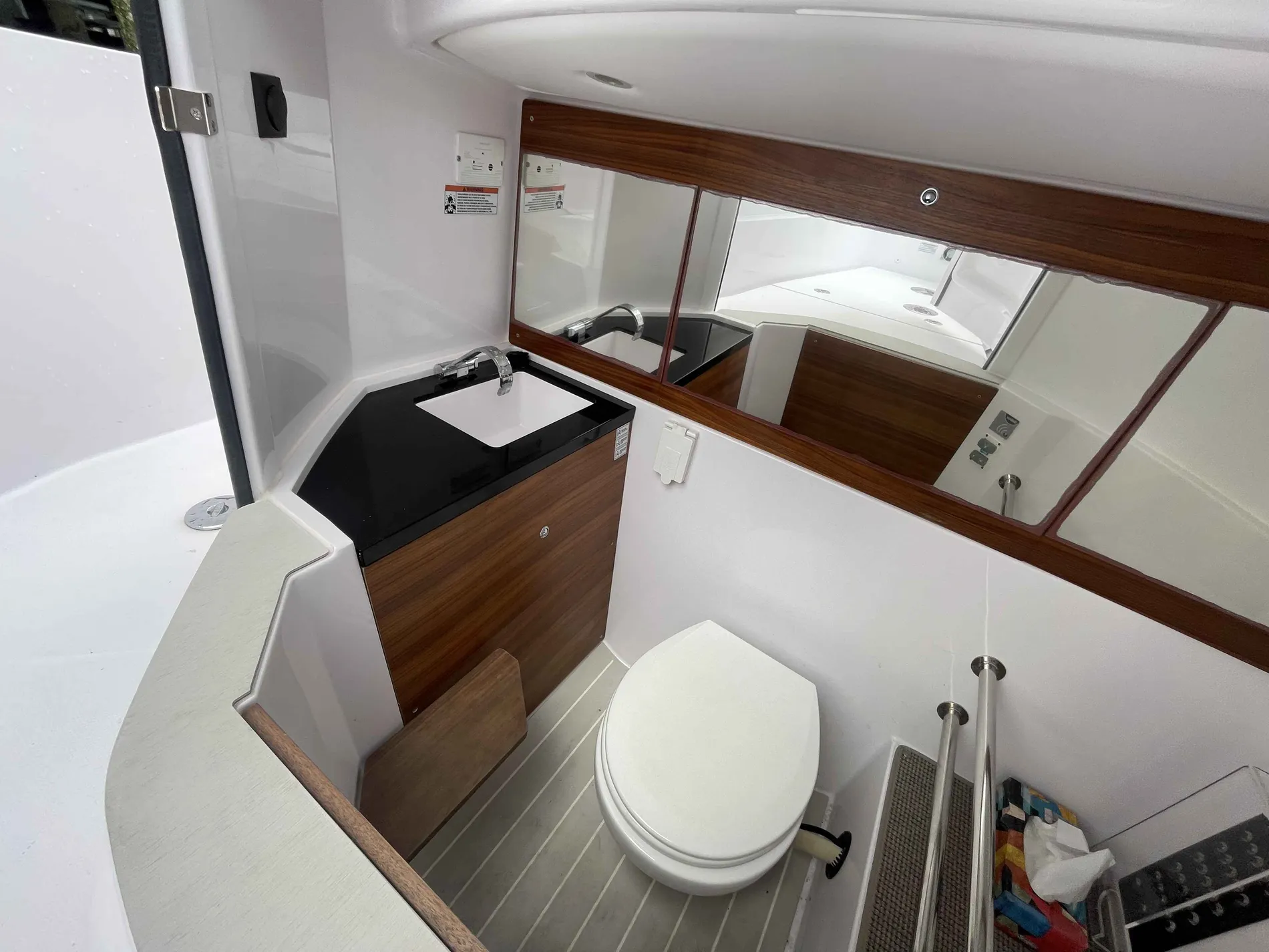 Pre-Owned 2022 Axopar 28 Wet Bar for Sale | Vancouver, BC | M&P Yacht Centre | 678c0a38d8eeb25972096759