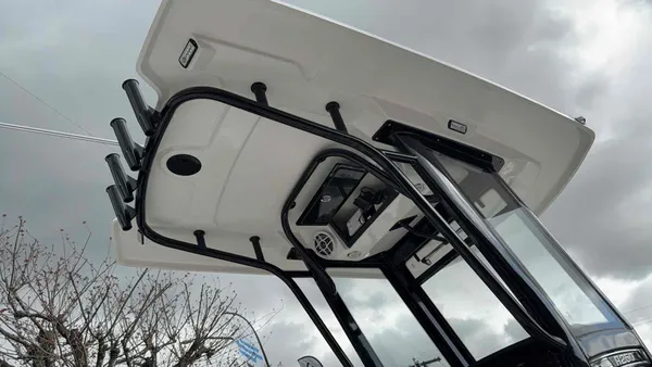 2025 Robalo R250-24