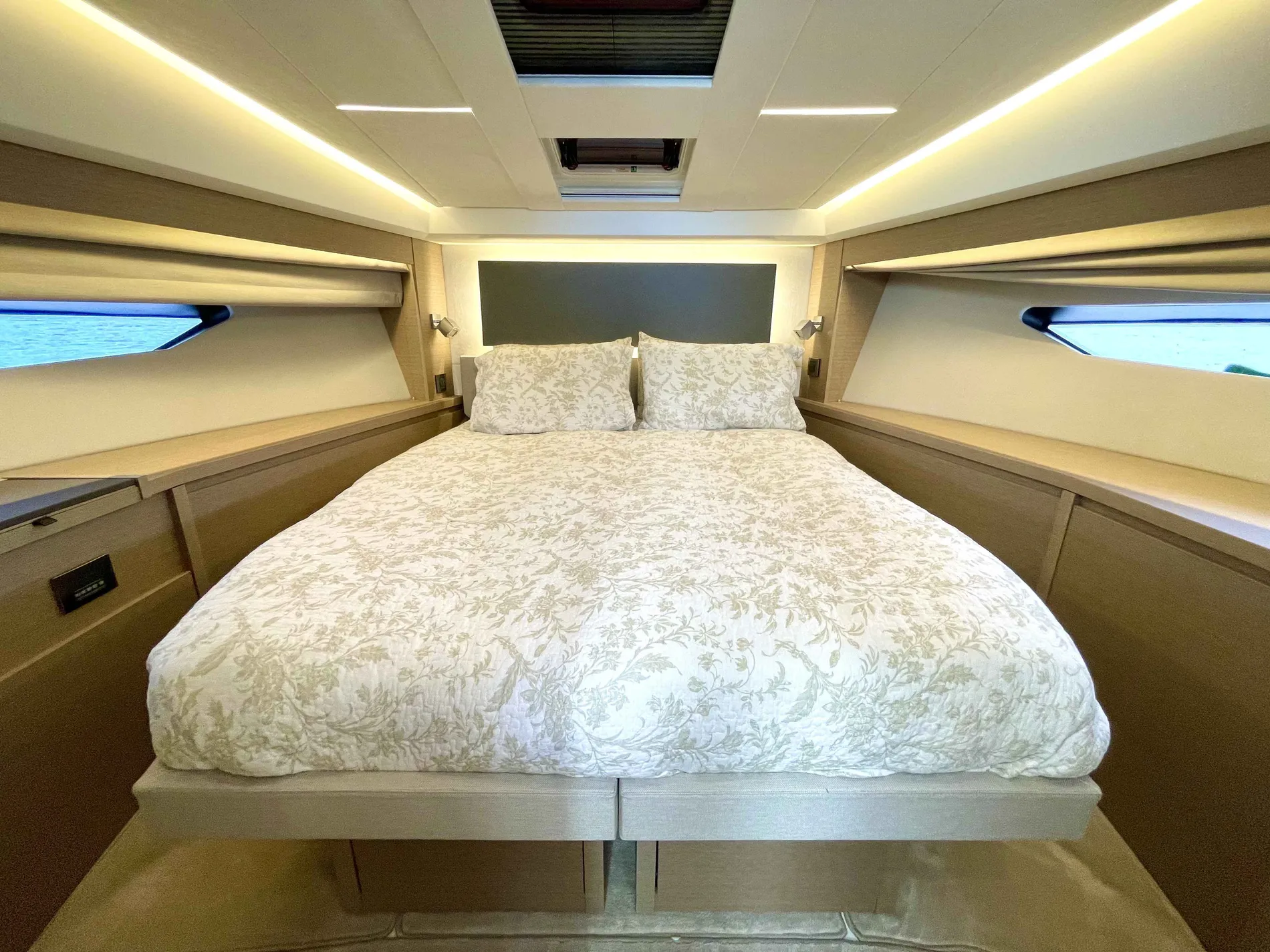 Pre-Owned 2023 Prestige F-Line:520 Fly for Sale | Vancouver, BC | M&P Yacht Centre | 680c1a1f2946740a8d020b33