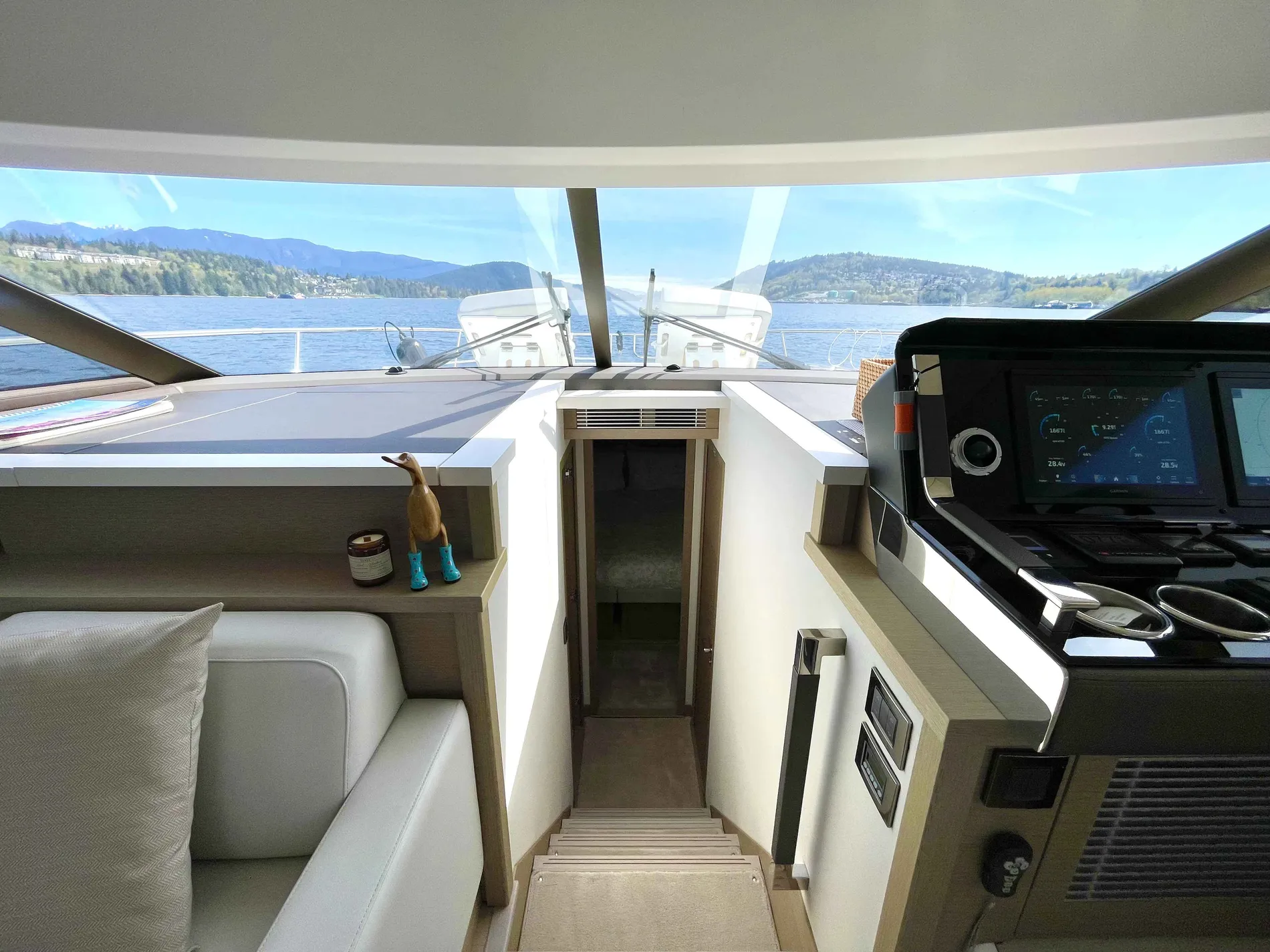 Pre-Owned 2023 Prestige F-Line:520 Fly for Sale | Vancouver, BC | M&P Yacht Centre | 680c1a1f2946740a8d020b33