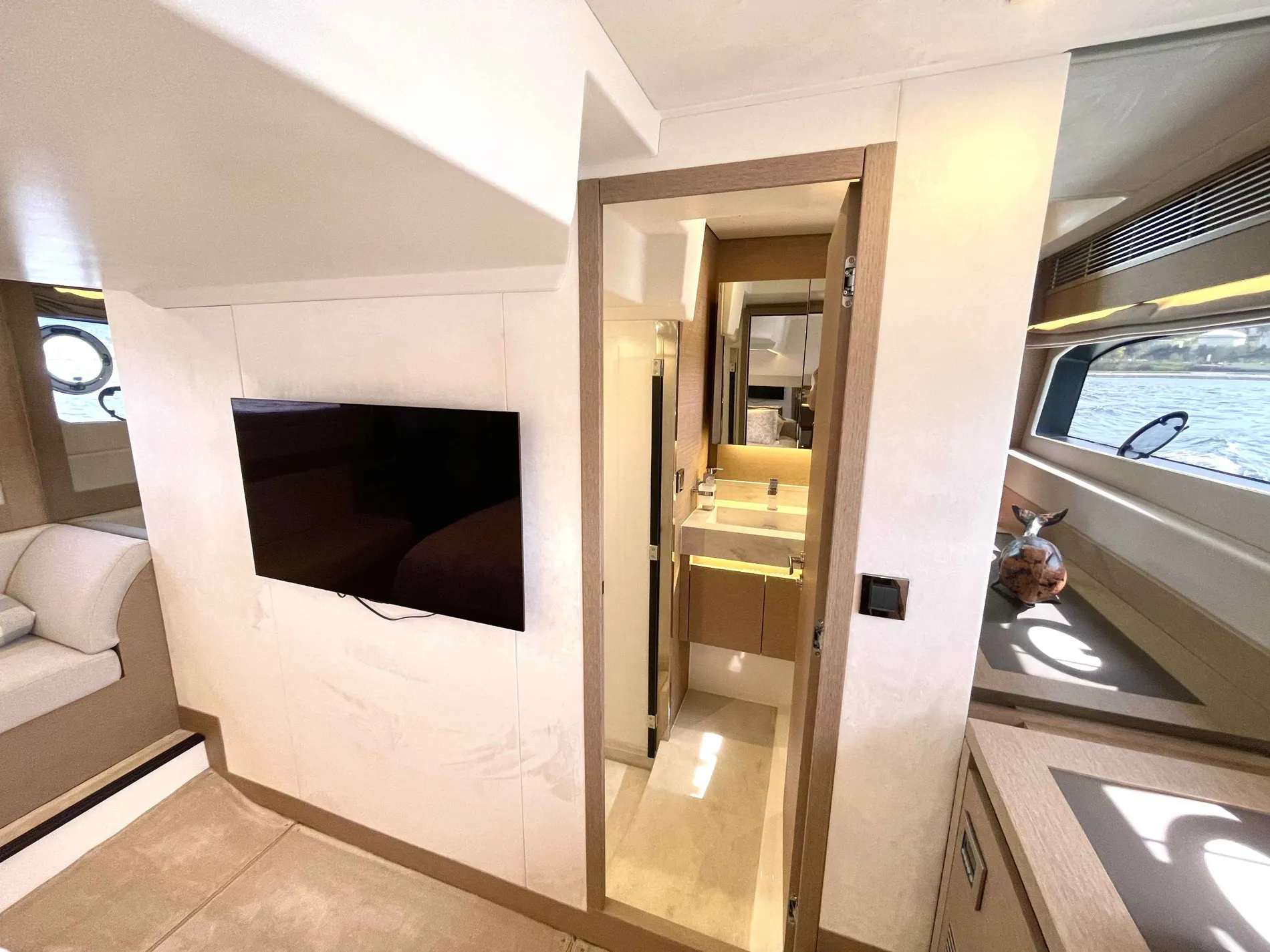 Pre-Owned 2023 Prestige F-Line:520 Fly for Sale | Vancouver, BC | M&P Yacht Centre | 680c1a1f2946740a8d020b33