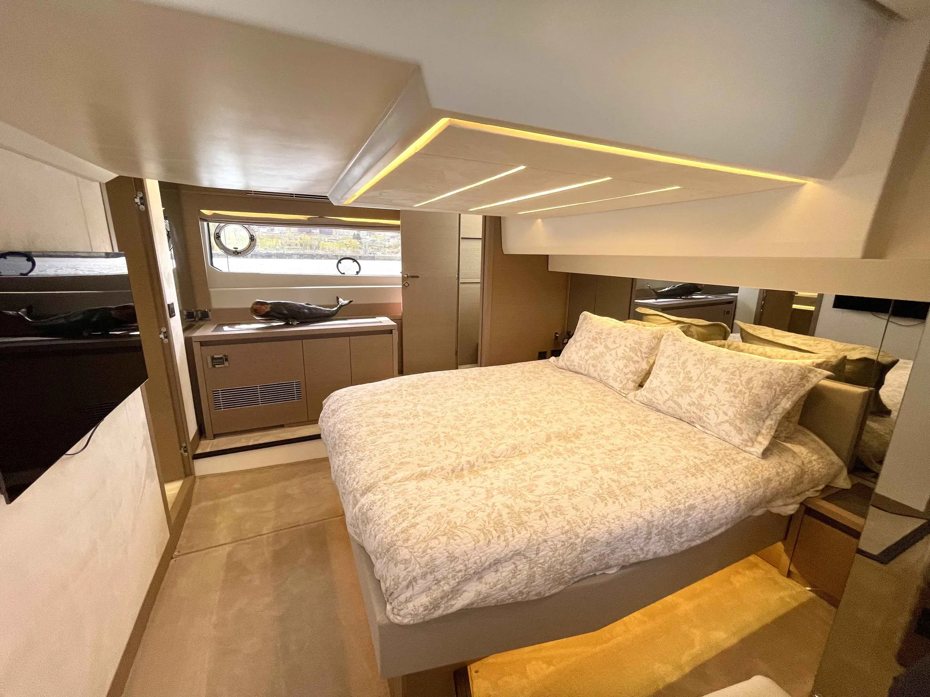 Pre-Owned 2023 Prestige F-Line:520 Fly for Sale | Vancouver, BC | M&P Yacht Centre | 680c1a1f2946740a8d020b33