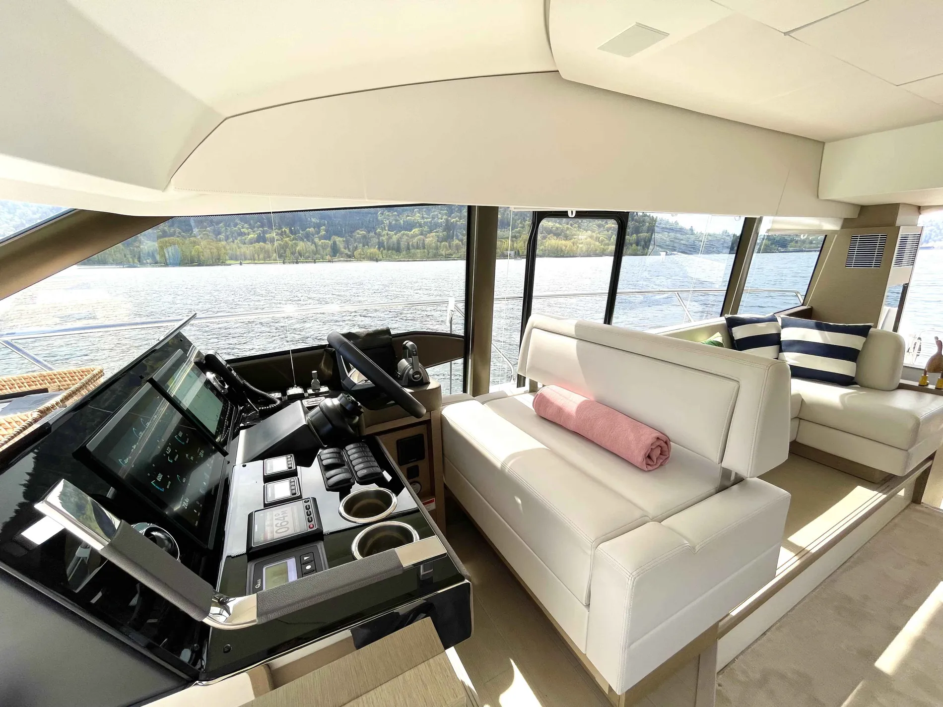 Pre-Owned 2023 Prestige F-Line:520 Fly for Sale | Vancouver, BC | M&P Yacht Centre | 680c1a1f2946740a8d020b33