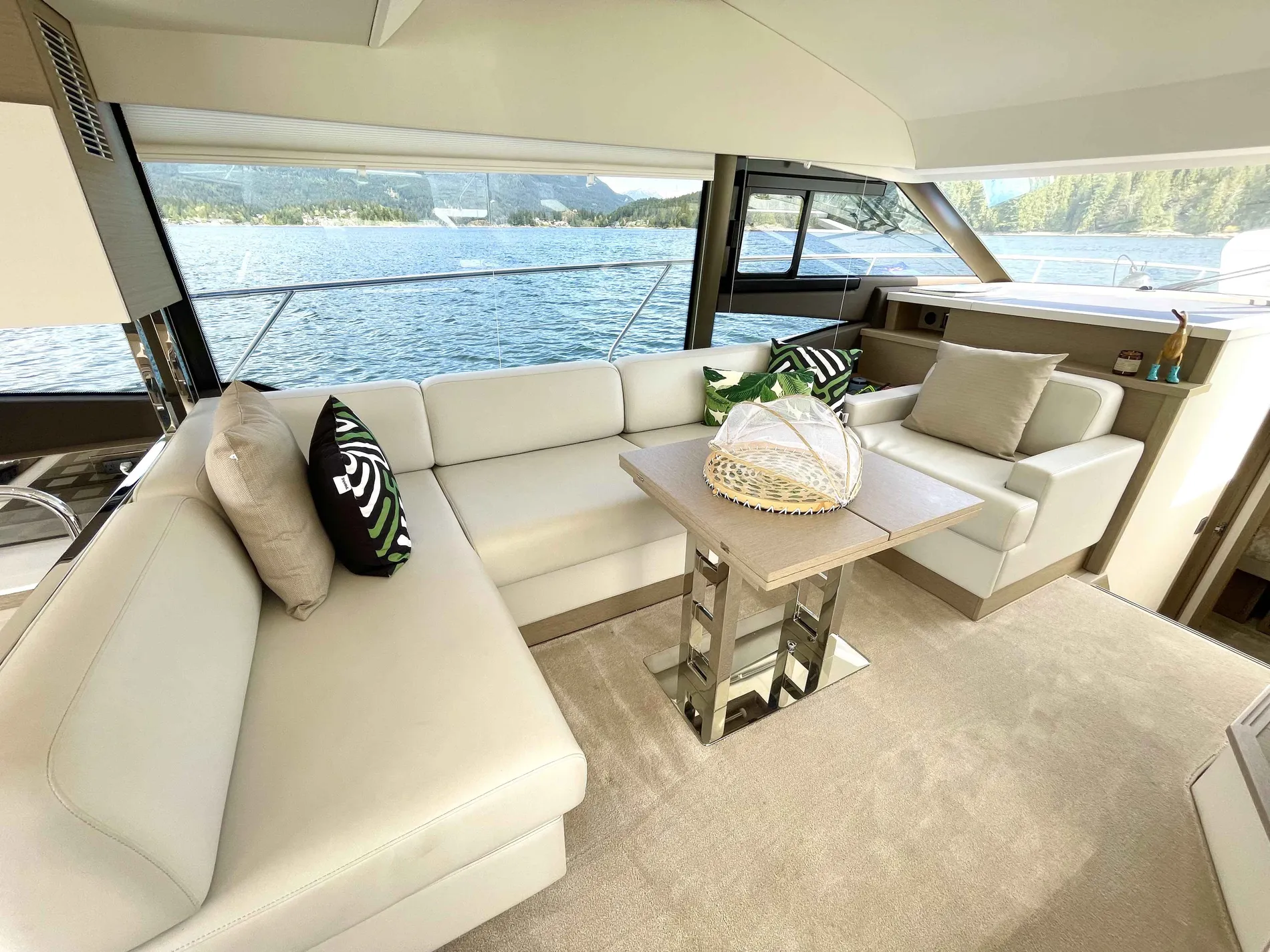 Pre-Owned 2023 Prestige F-Line:520 Fly for Sale | Vancouver, BC | M&P Yacht Centre | 680c1a1f2946740a8d020b33