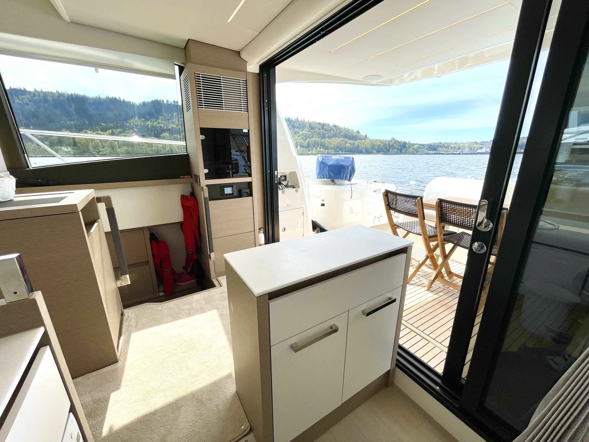 Pre-Owned 2023 Prestige F-Line:520 Fly for Sale | Vancouver, BC | M&P Yacht Centre | 680c1a1f2946740a8d020b33