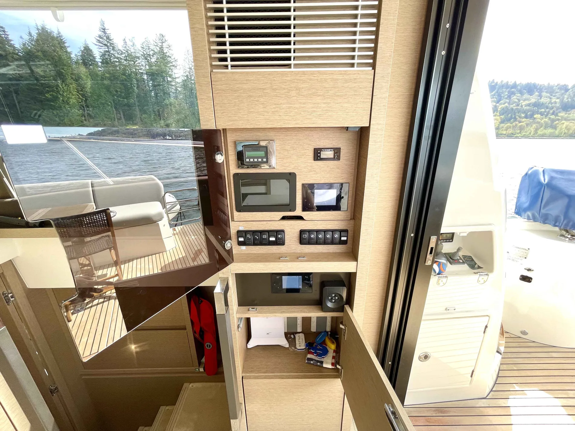 Pre-Owned 2023 Prestige F-Line:520 Fly for Sale | Vancouver, BC | M&P Yacht Centre | 680c1a1f2946740a8d020b33