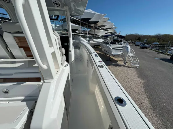 2025 Pursuit S 328 detail image 16