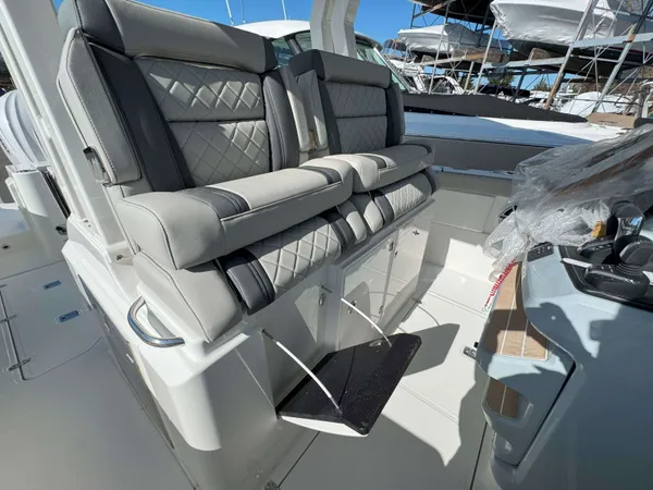2025 Pursuit S 328 detail image 22