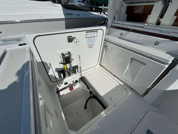 2025 Pursuit S 328 detail image 12