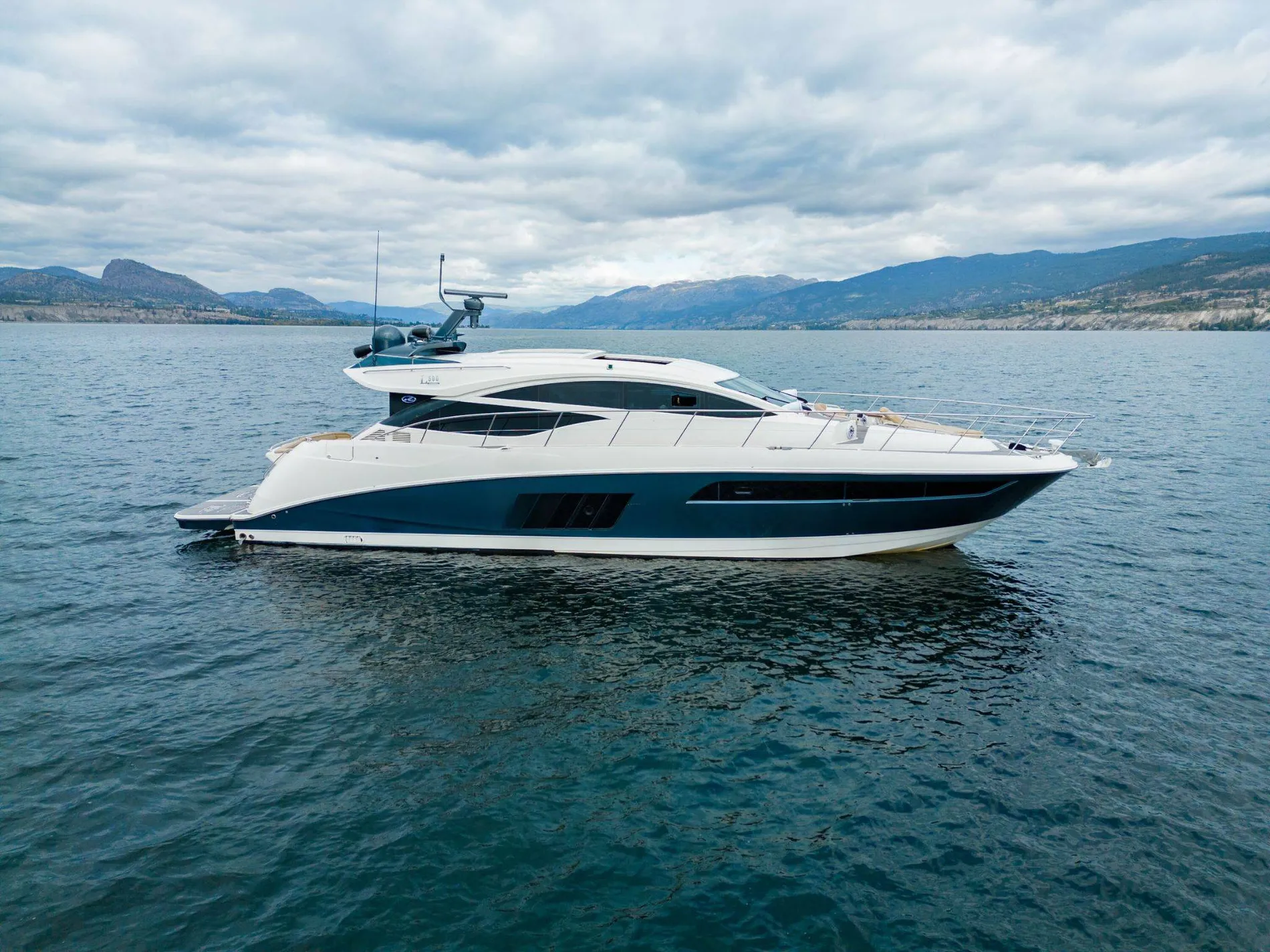 Pre-Owned 2016 Sea ray L 590 for Sale | Vancouver, BC | M&P Yacht Centre | 6825a54236433266770c96ff