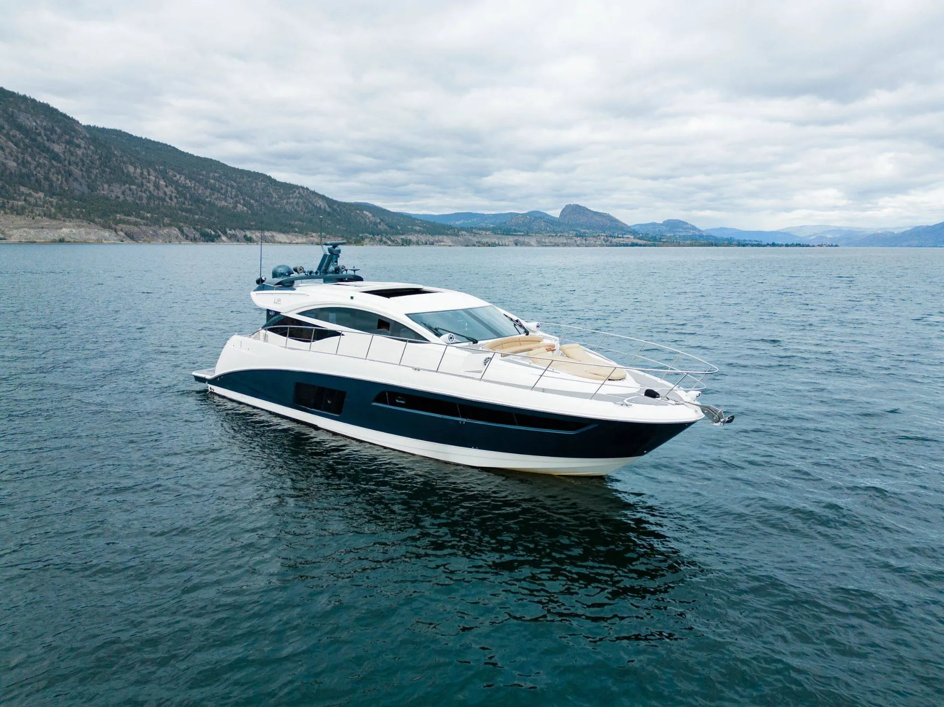 Pre-Owned 2016 Sea ray L 590 for Sale | Vancouver, BC | M&P Yacht Centre | 6825a54236433266770c96ff