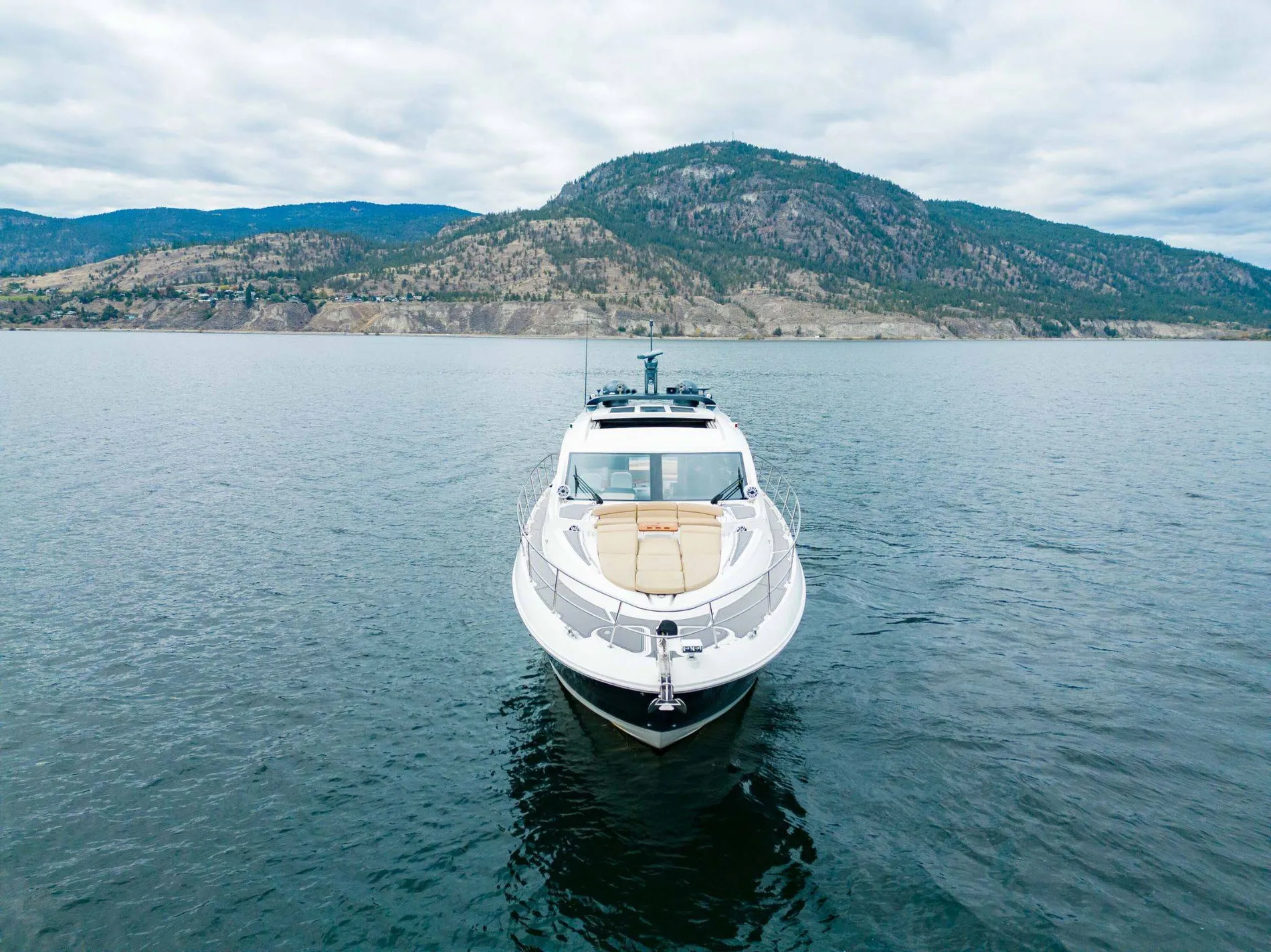 Pre-Owned 2016 Sea ray L 590 for Sale | Vancouver, BC | M&P Yacht Centre | 6825a54236433266770c96ff