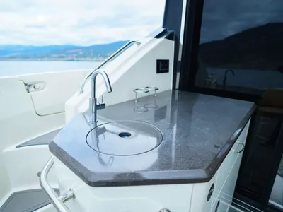 Pre-Owned 2016 Sea ray L 590 for Sale | Vancouver, BC | M&P Yacht Centre | 6825a54236433266770c96ff