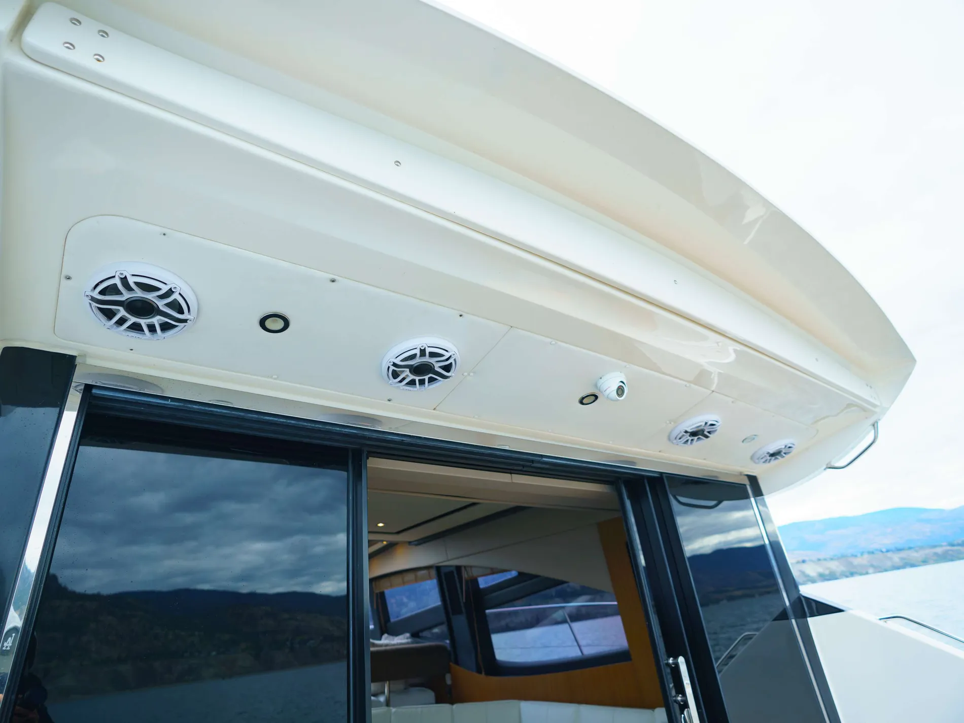 Pre-Owned 2016 Sea ray L 590 for Sale | Vancouver, BC | M&P Yacht Centre | 6825a54236433266770c96ff