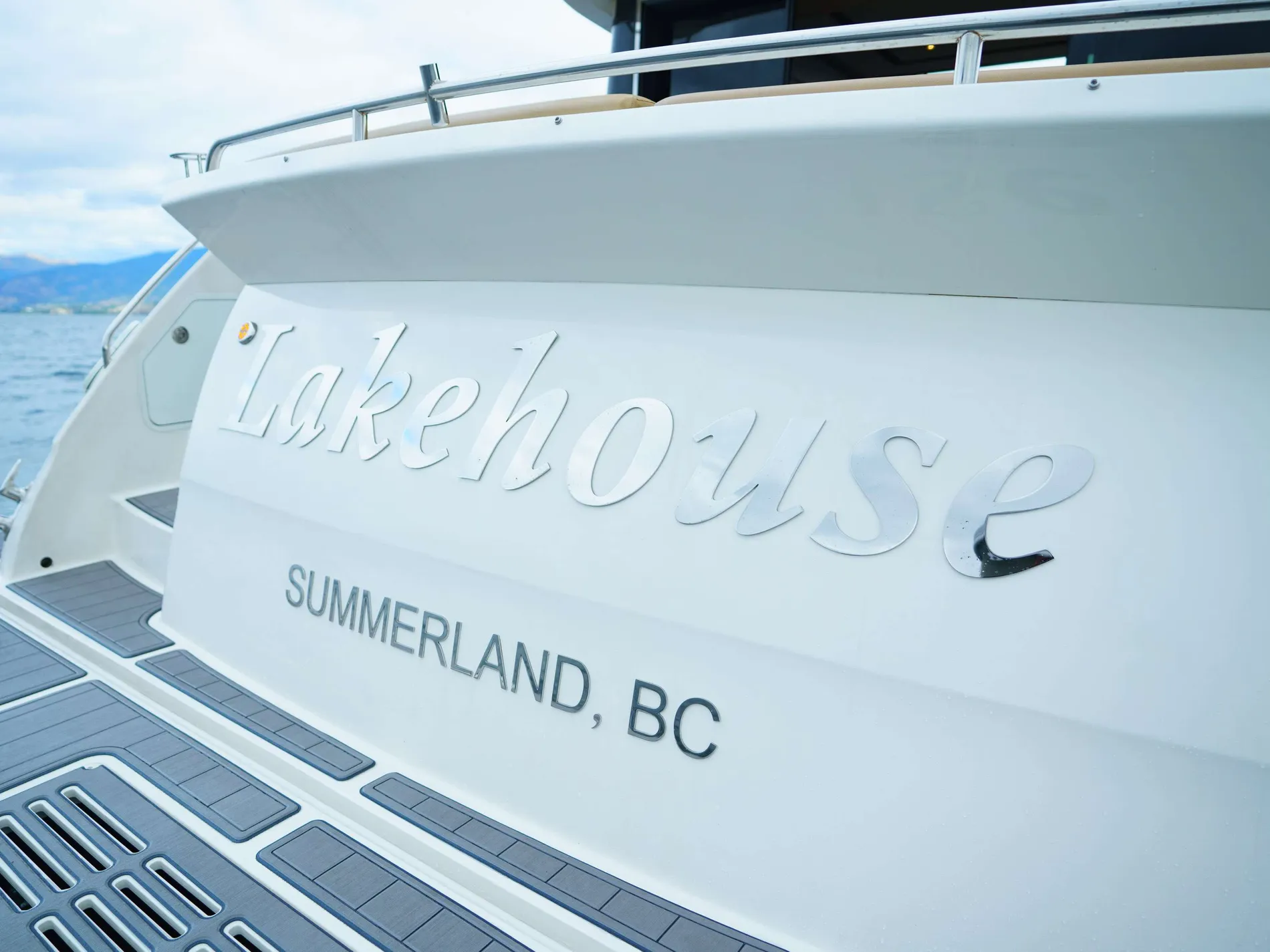 Pre-Owned 2016 Sea ray L 590 for Sale | Vancouver, BC | M&P Yacht Centre | 6825a54236433266770c96ff