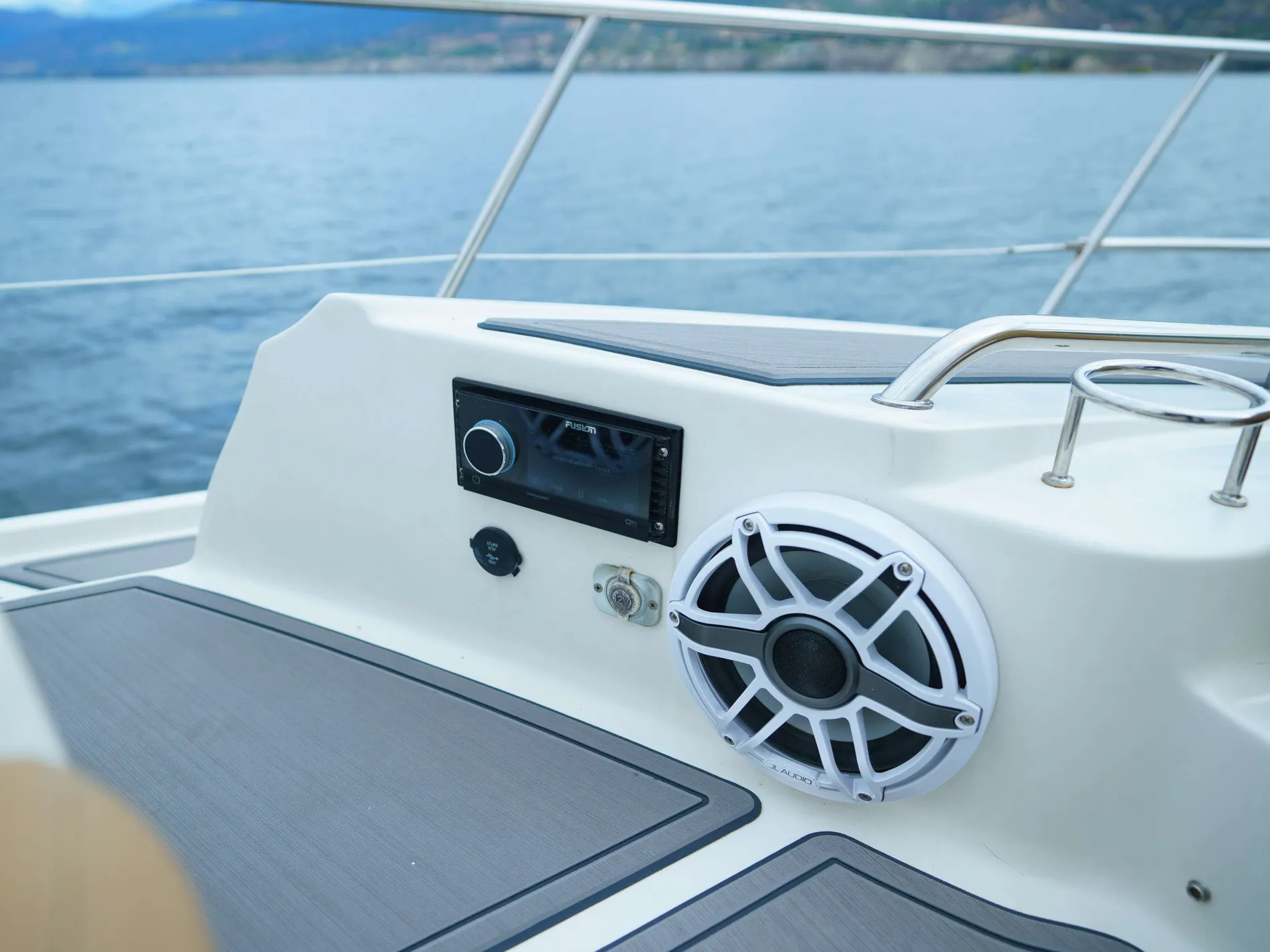 Pre-Owned 2016 Sea ray L 590 for Sale | Vancouver, BC | M&P Yacht Centre | 6825a54236433266770c96ff