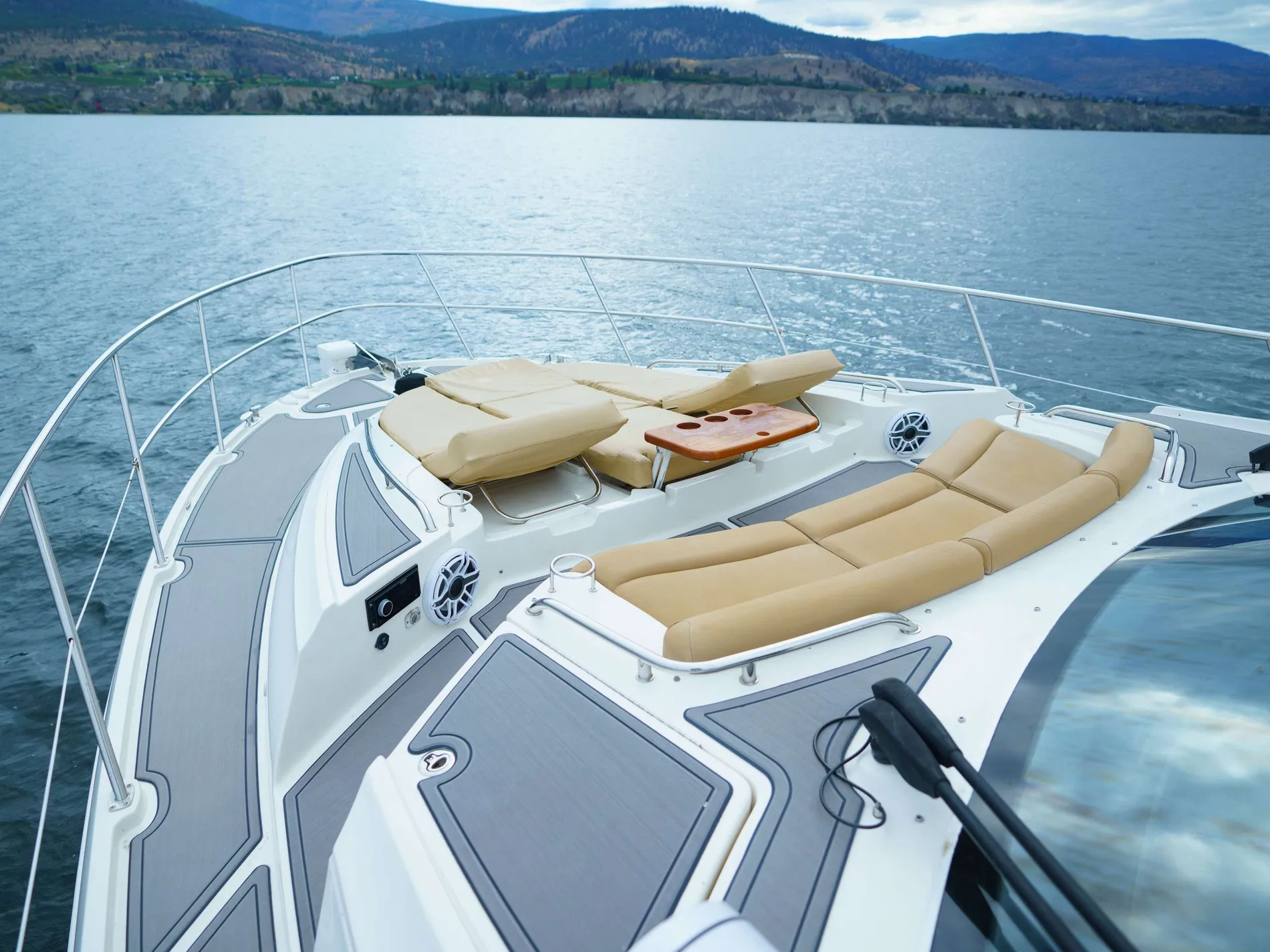 Pre-Owned 2016 Sea ray L 590 for Sale | Vancouver, BC | M&P Yacht Centre | 6825a54236433266770c96ff