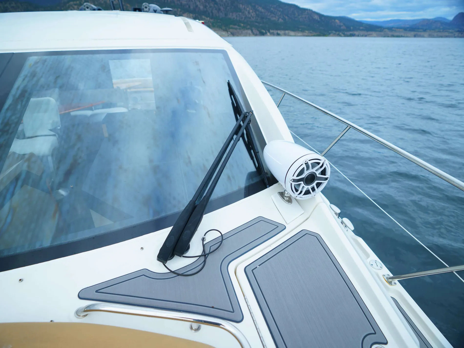 Pre-Owned 2016 Sea ray L 590 for Sale | Vancouver, BC | M&P Yacht Centre | 6825a54236433266770c96ff