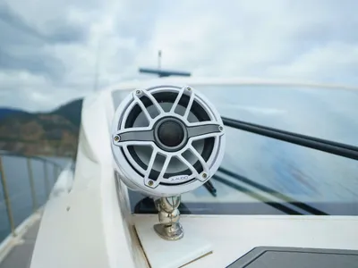 Pre-Owned 2016 Sea ray L 590 for Sale | Vancouver, BC | M&P Yacht Centre | 6825a54236433266770c96ff