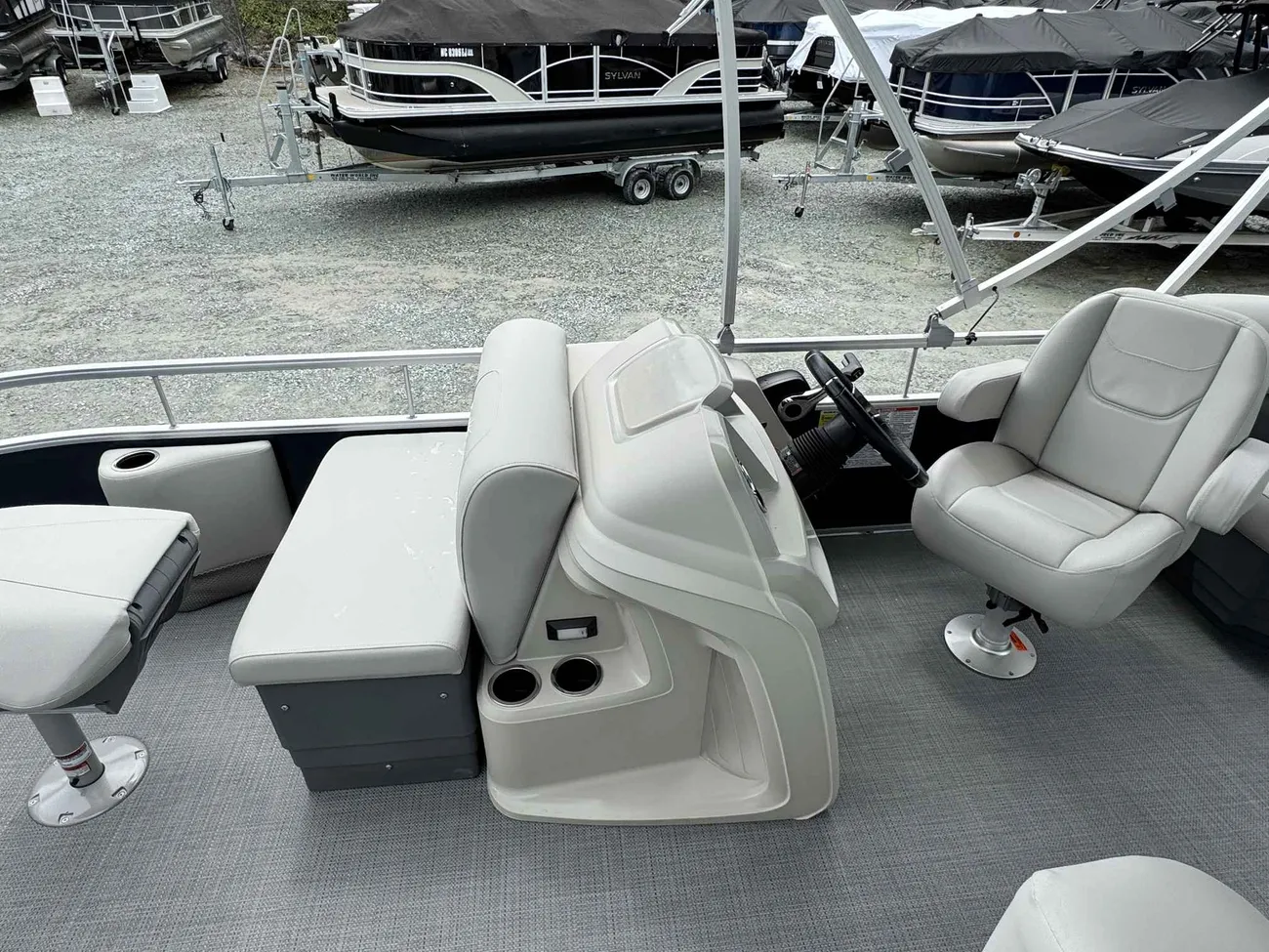 2025 SunChaser Vista 18 Fish-6