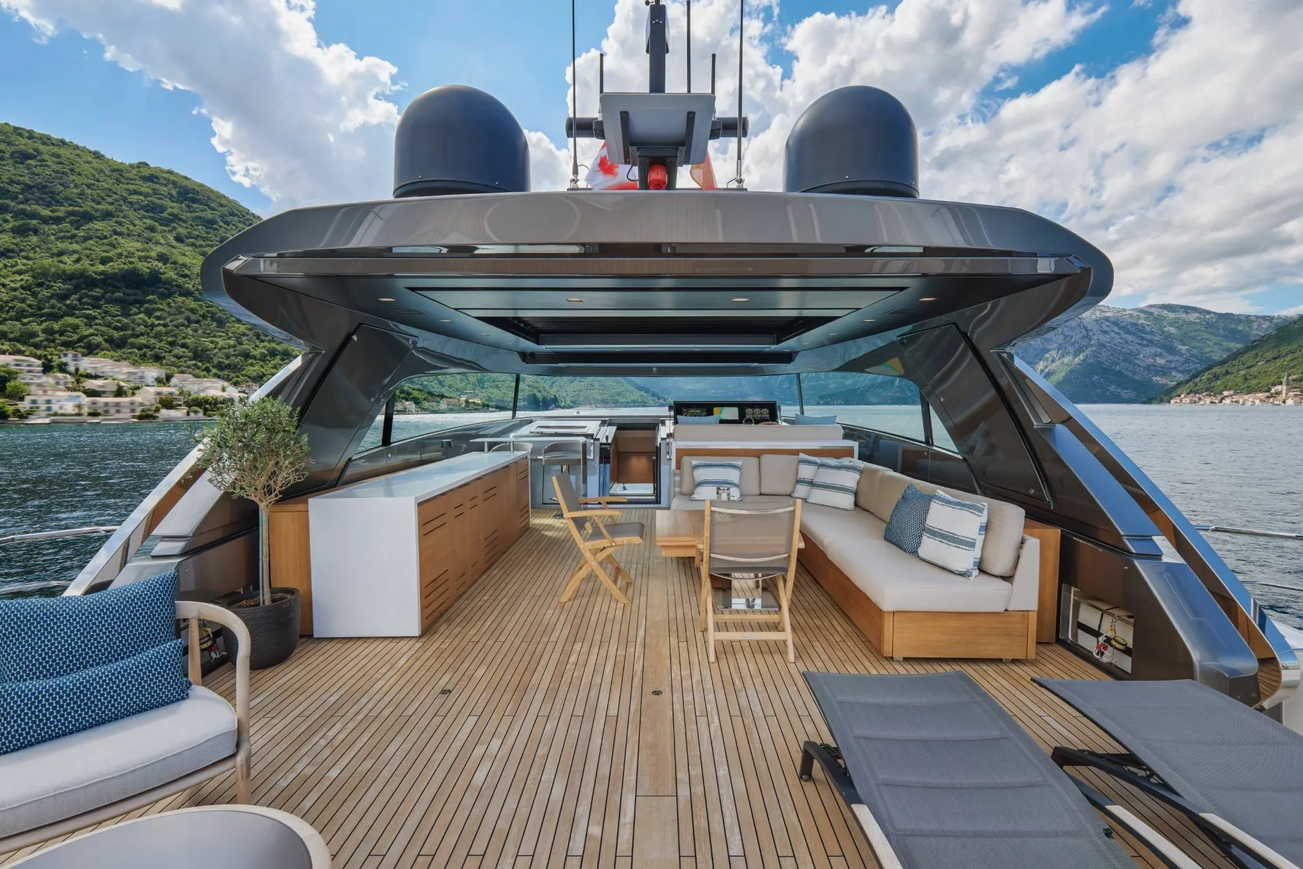 Pre-Owned 2020 Sanlorenzo SX88 for Sale | Vancouver, BC | M&P Yacht Centre | 6840d55e2f5140ce4803efcc