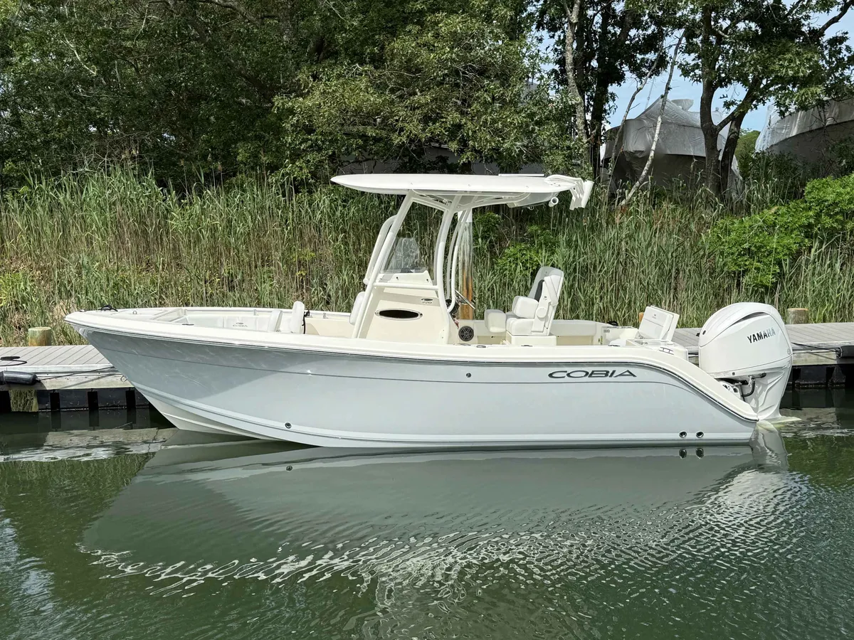 2025 Cobia 220 CC