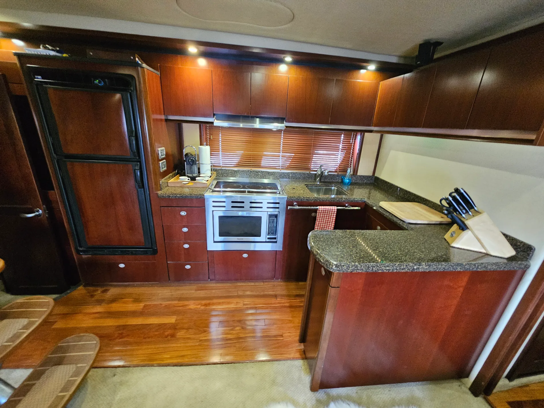 Pre-Owned 2005 Sea ray Sundancer 48 for Sale | Vancouver, BC | M&P Yacht Centre | 6865a127785d9511de0398fc