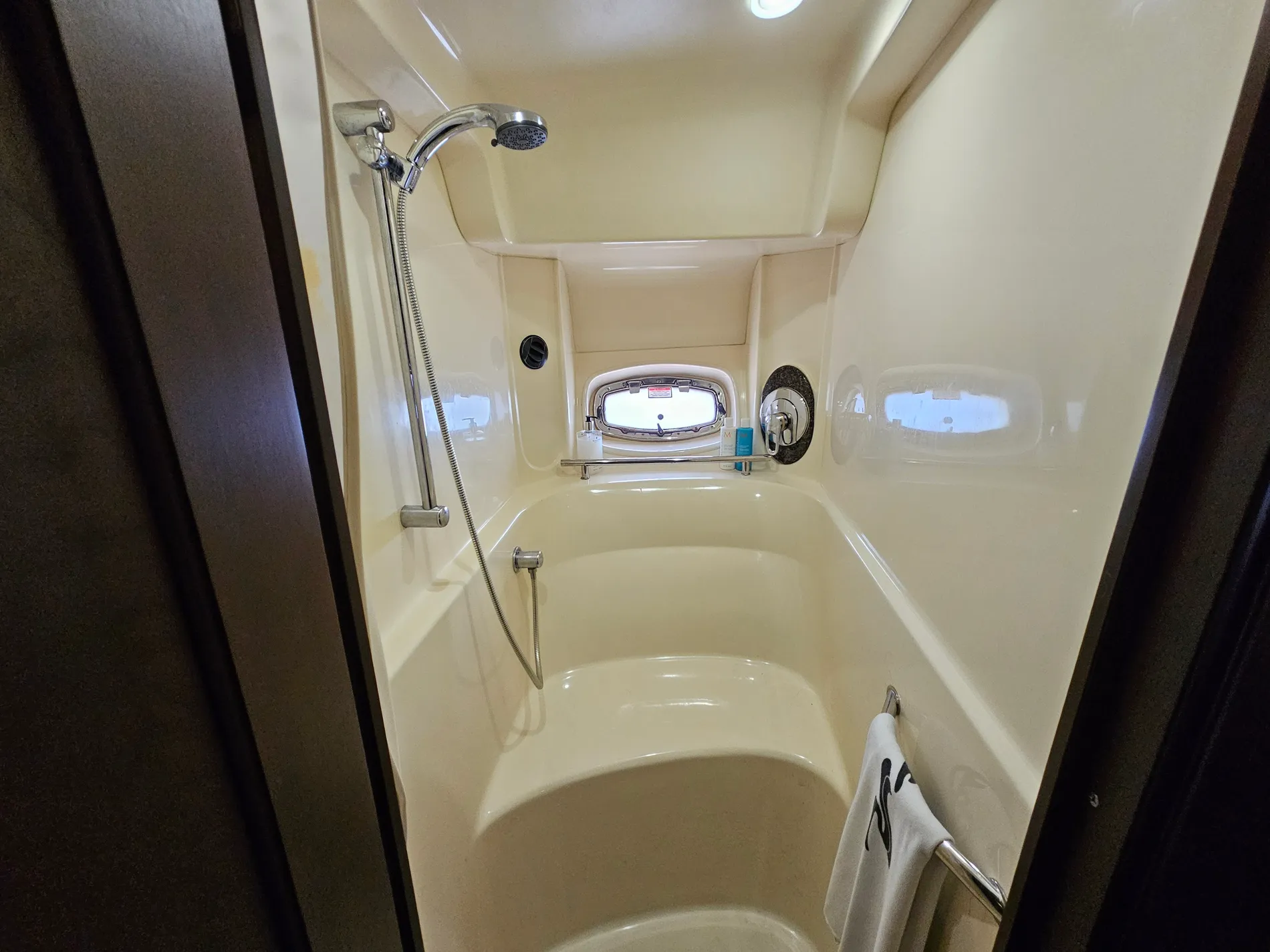 Pre-Owned 2005 Sea ray Sundancer 48 for Sale | Vancouver, BC | M&P Yacht Centre | 6865a127785d9511de0398fc