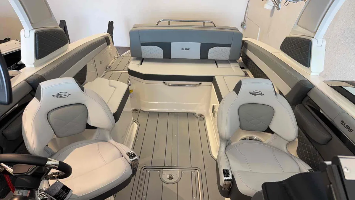 2025 Chaparral 260 Surf-11