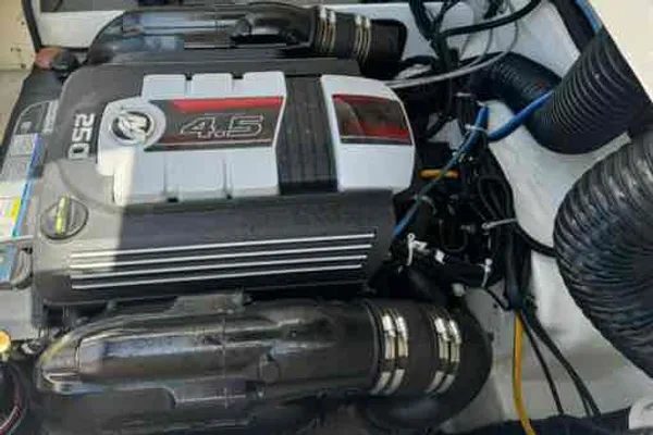 2022 Bayliner VR5-10