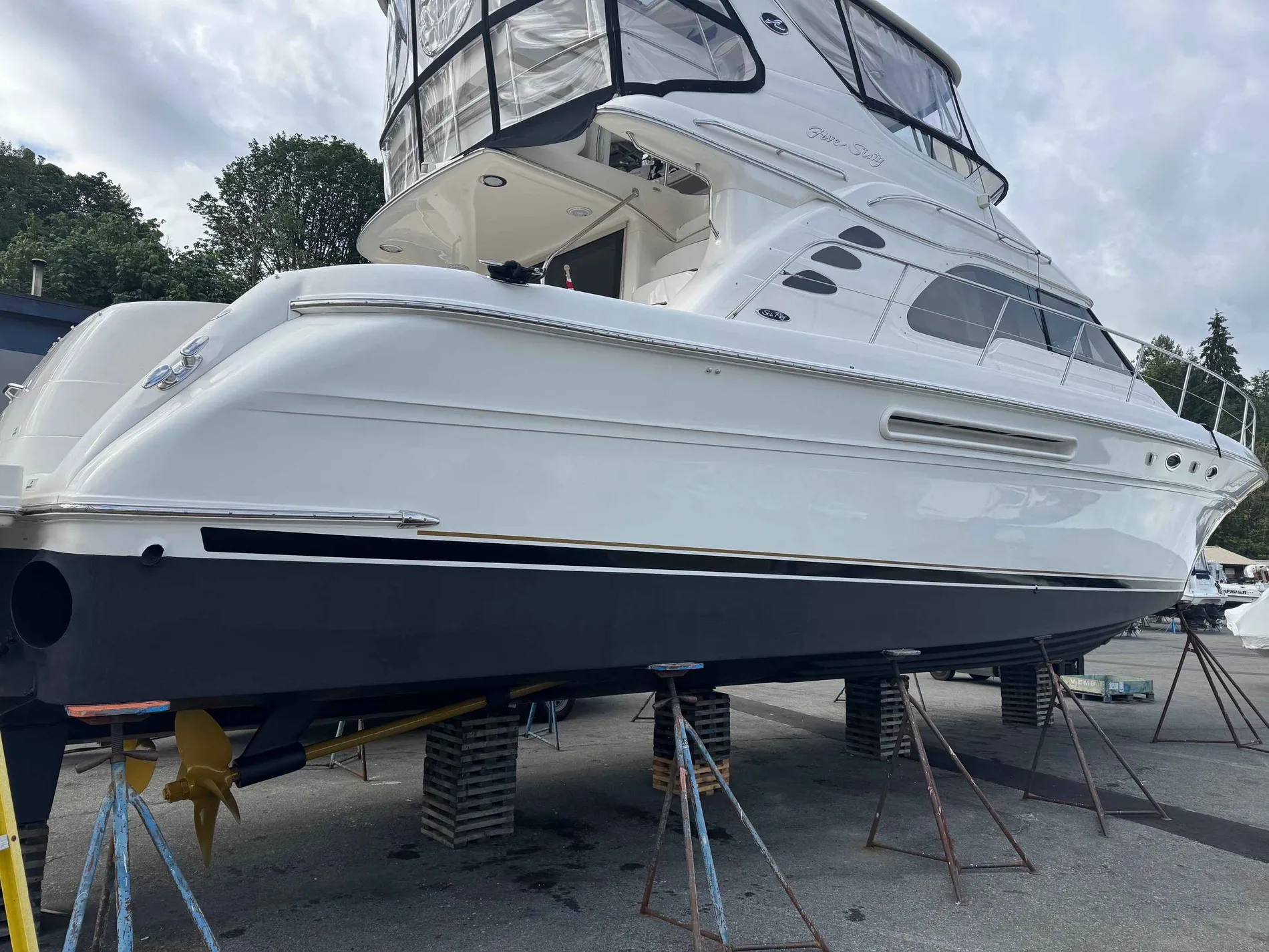 Pre-Owned 2002 Sea ray 560 Sedan Bridge for Sale | Vancouver, BC | M&P Yacht Centre | 678c2da7dd2070a5b007d17f