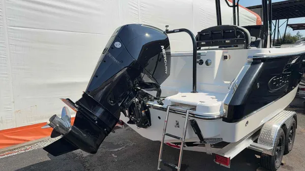 2026 Robalo R230-4