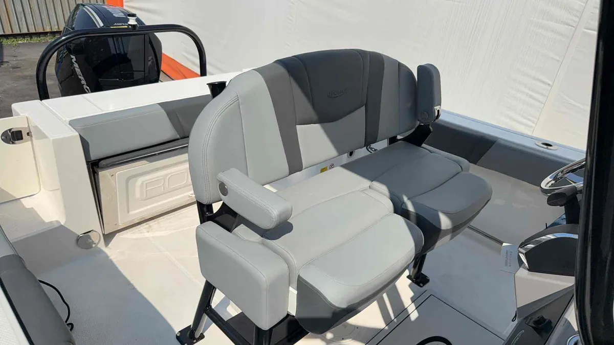 2026 Robalo R230-5
