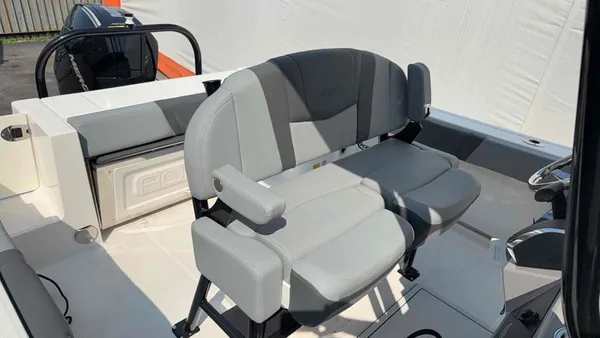 2026 Robalo R230-6