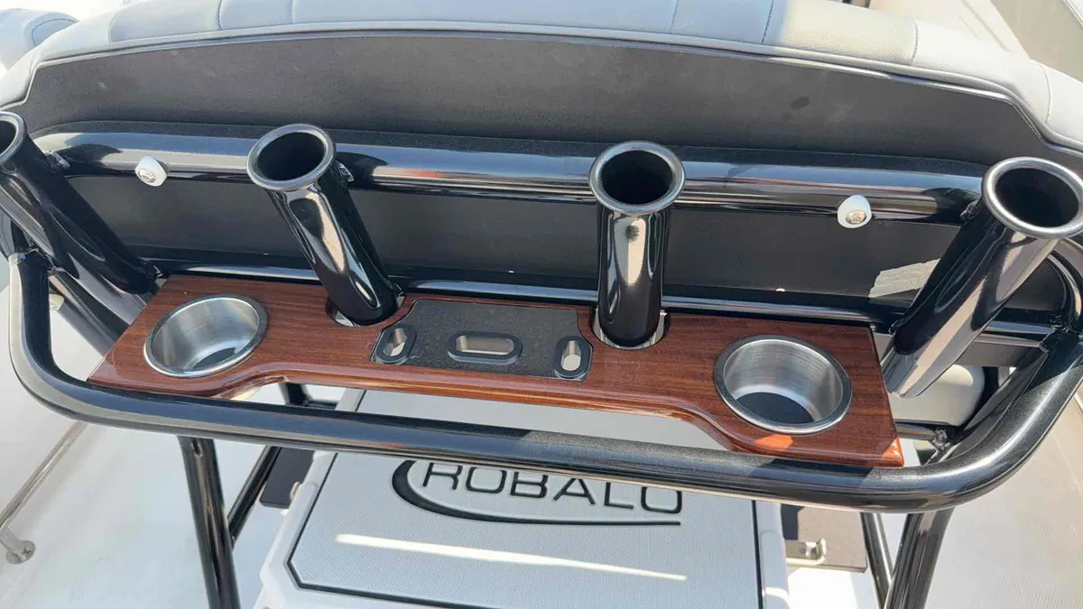2026 Robalo R230-7