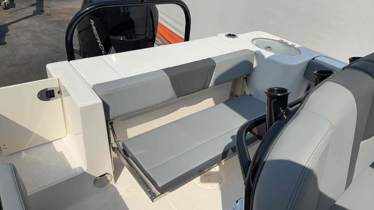 2026 Robalo R230-10
