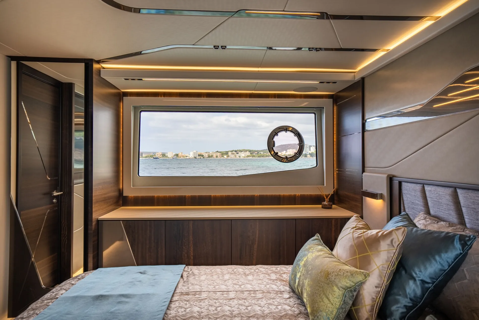 New 2027 Sunseeker 65 Sport Yacht for Sale | Vancouver, BC | M&P Yacht Centre | 68b0b344bca80c48c604cbc8