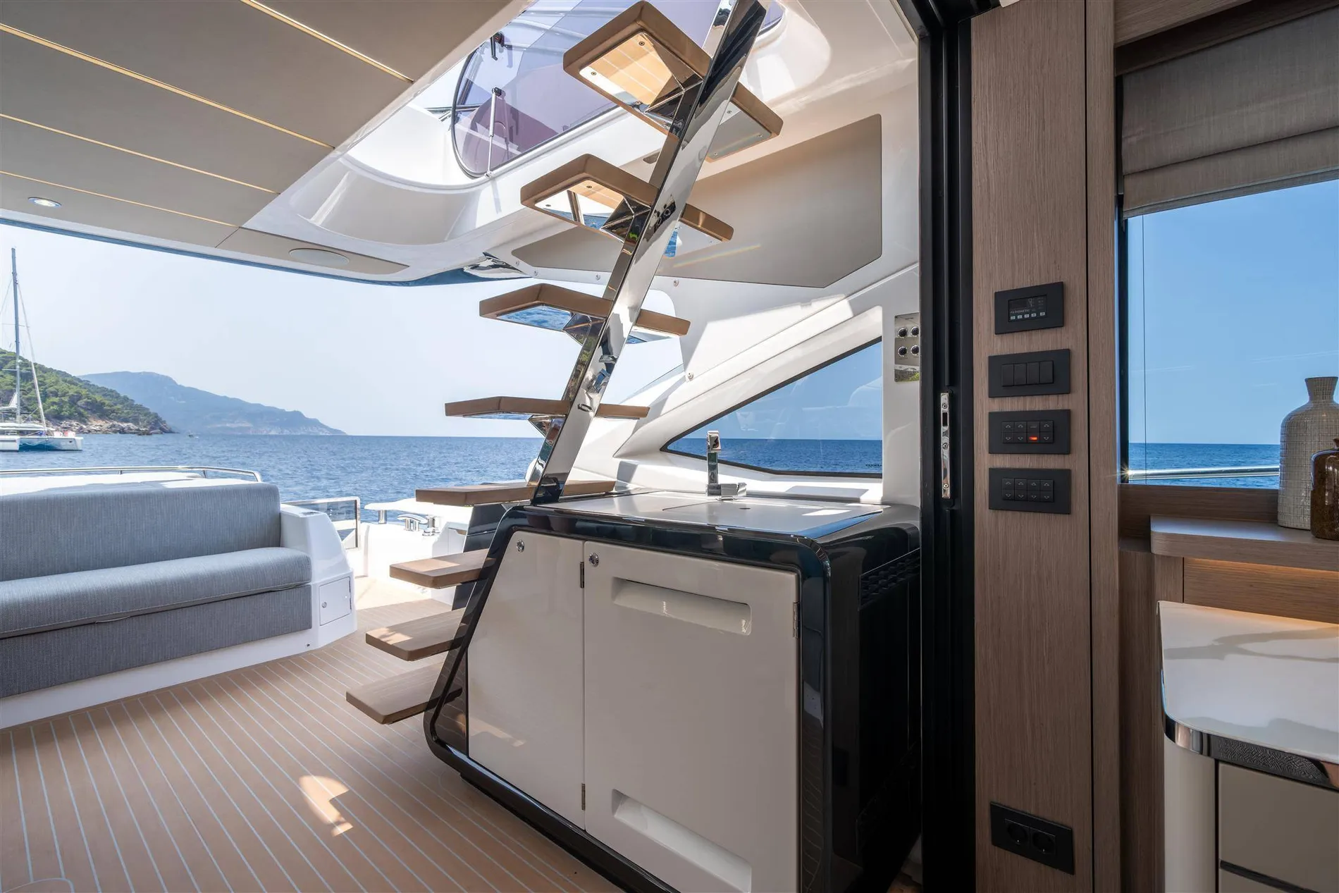New 2027 Sunseeker 75 Sport Yacht for Sale | Vancouver, BC | M&P Yacht Centre | 68b0bfc01bbe1eac910a4e3e