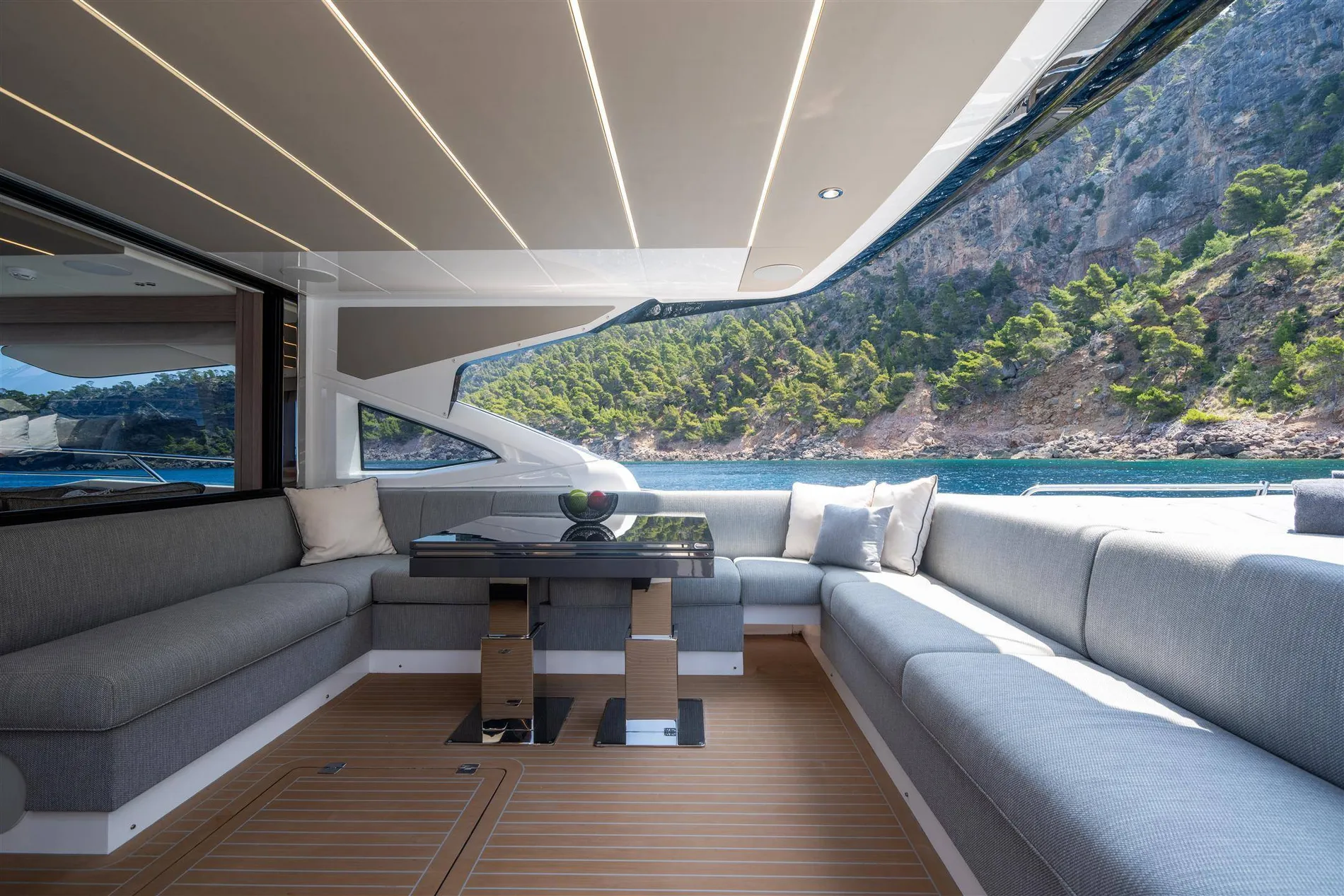 New 2027 Sunseeker 75 Sport Yacht for Sale | Vancouver, BC | M&P Yacht Centre | 68b0bfc01bbe1eac910a4e3e