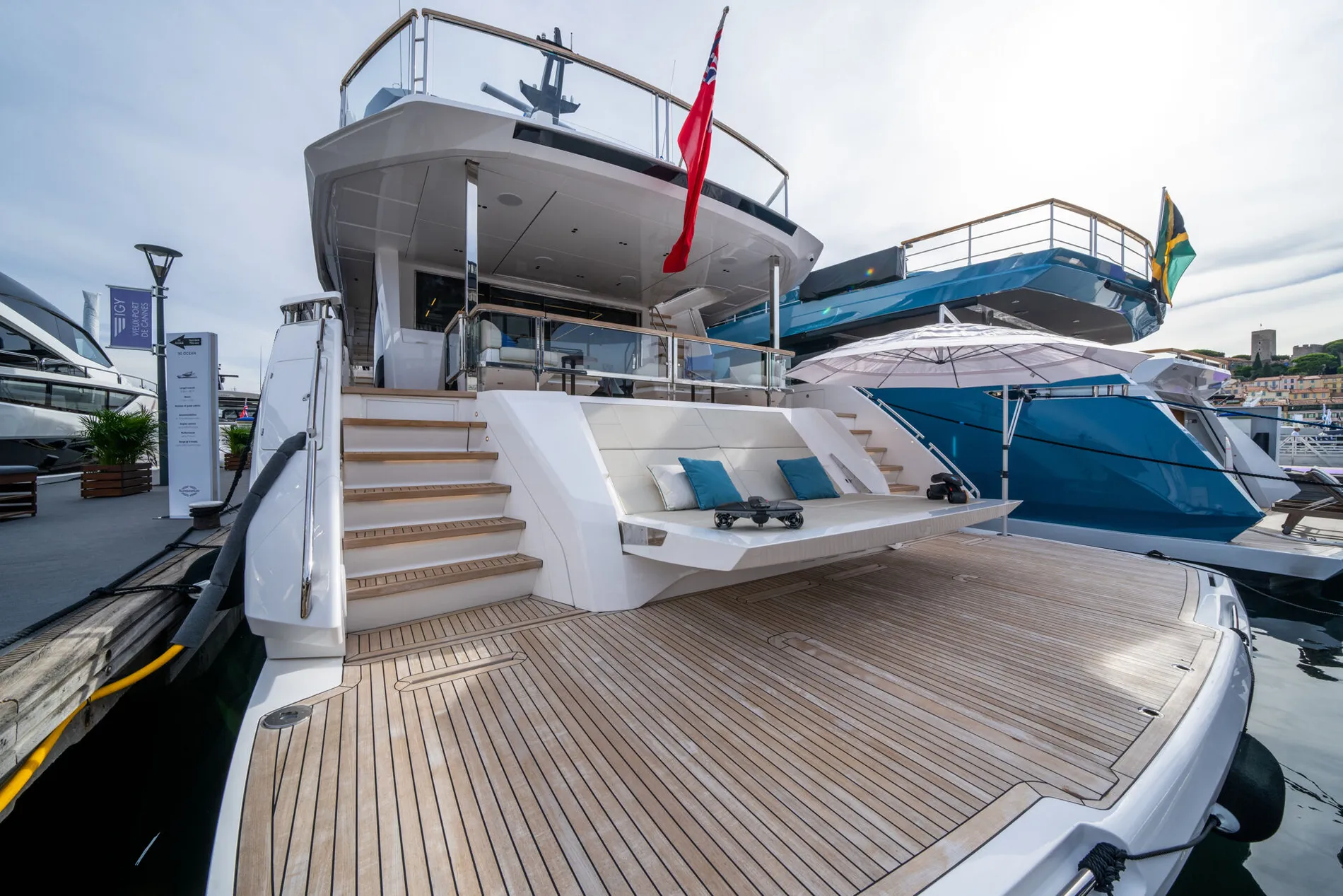 New 2027 Sunseeker 100 Yacht for Sale | Vancouver, BC | M&P Yacht Centre | 68b0e1101e8396207f04a93b