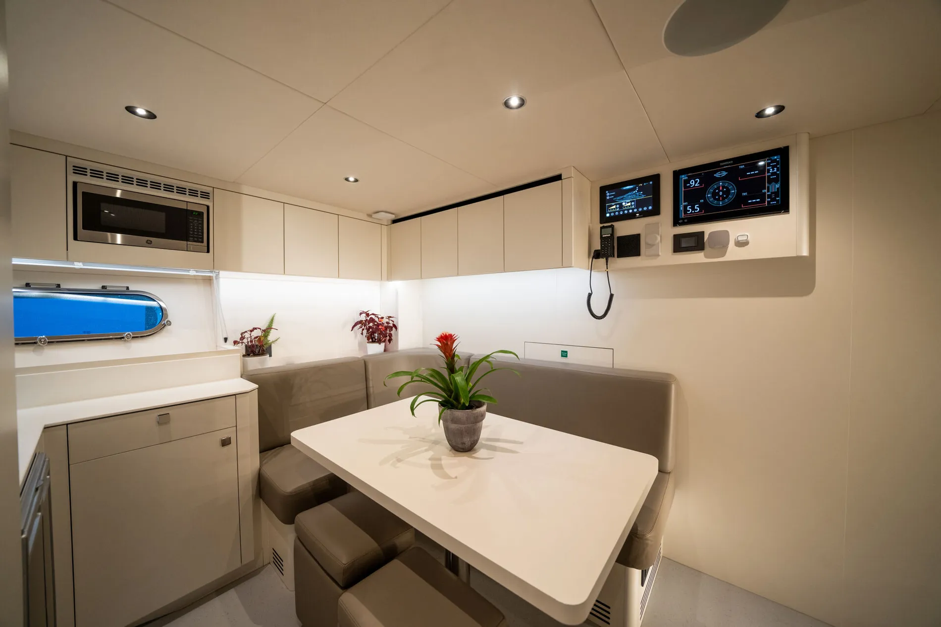 New 2027 Sunseeker 100 Yacht for Sale | Vancouver, BC | M&P Yacht Centre | 68b0e1101e8396207f04a93b