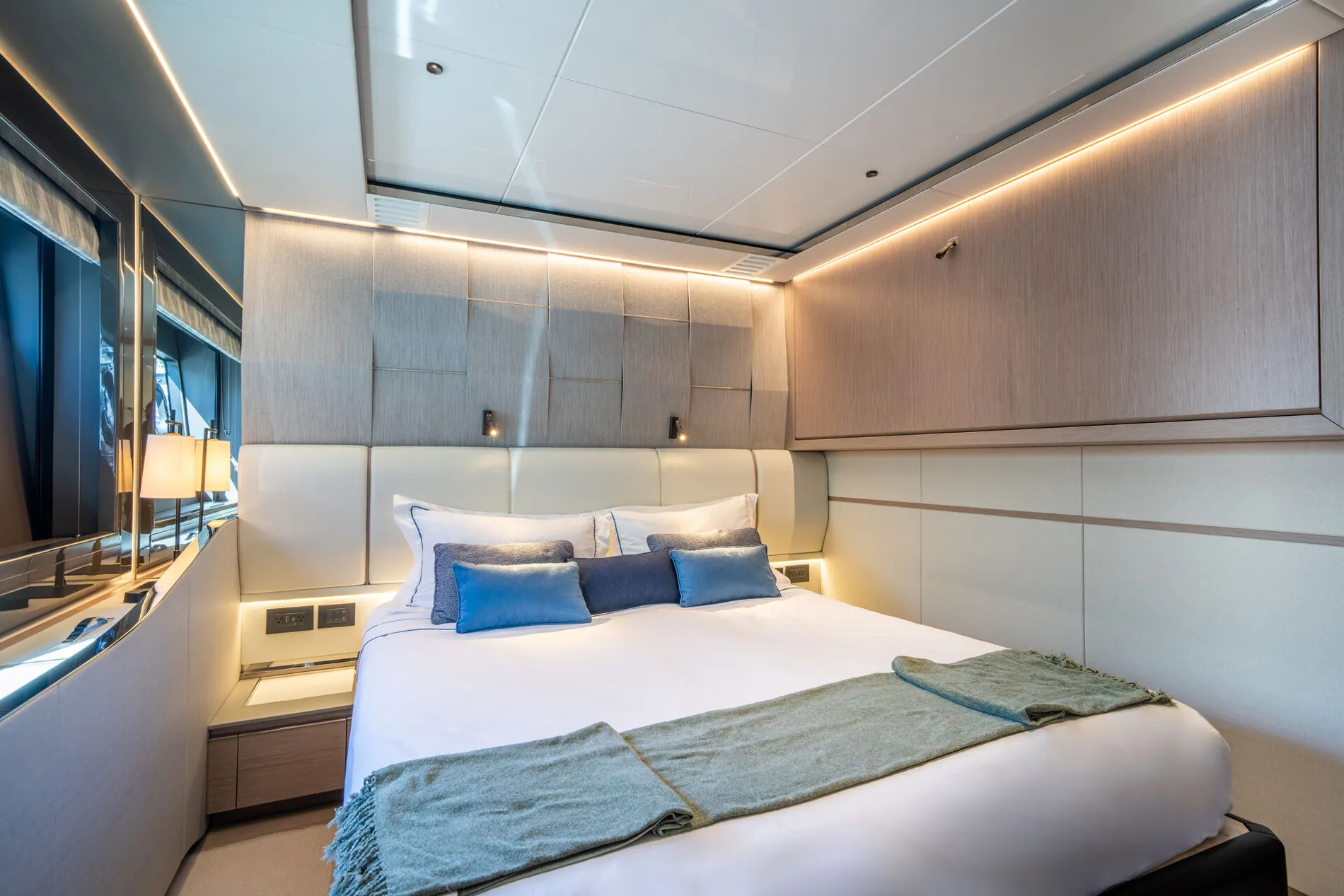 New 2027 Sunseeker 100 Yacht for Sale | Vancouver, BC | M&P Yacht Centre | 68b0e1101e8396207f04a93b